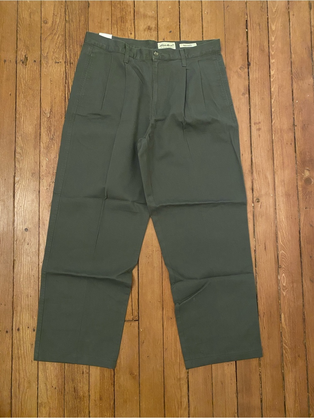 Eddie Bauer new with tags Pleated Men’s Pants in Olive Green - 36